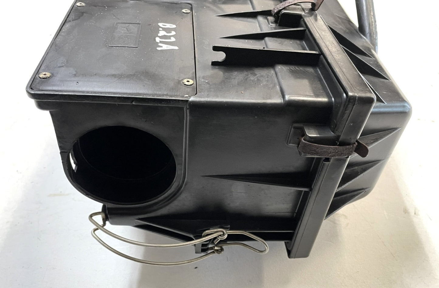 Jeep YJ 2.5 four cylinder Air Cleaner Air Filter Box Intake fits 91-95 Wrangler