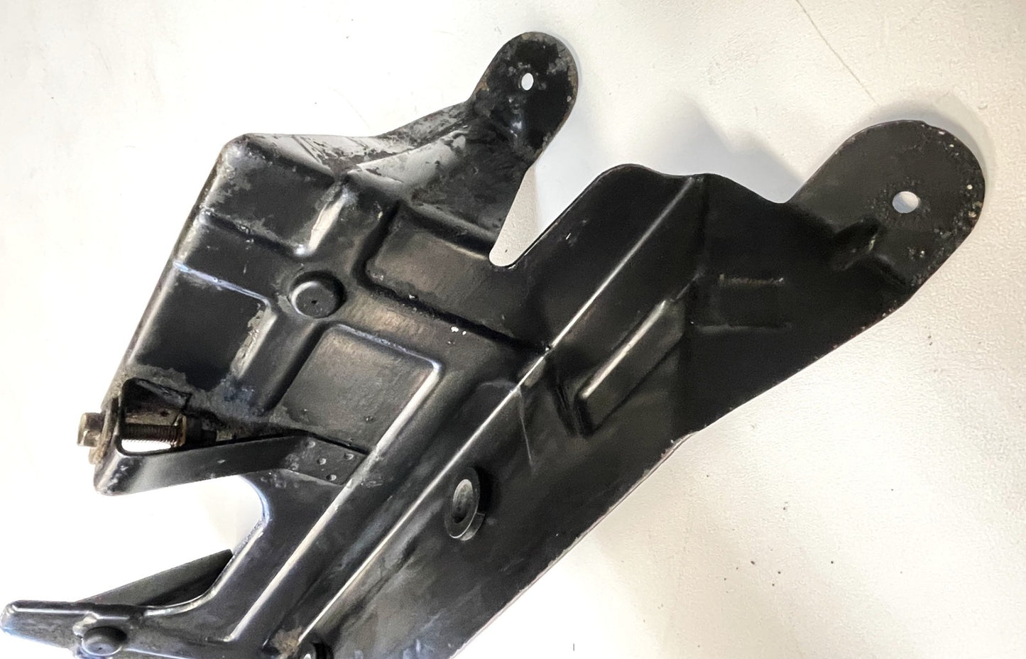 Jeep YJ Wrangler 2.5 air cleaner filter box mount bracket 4 cylinder 87-90