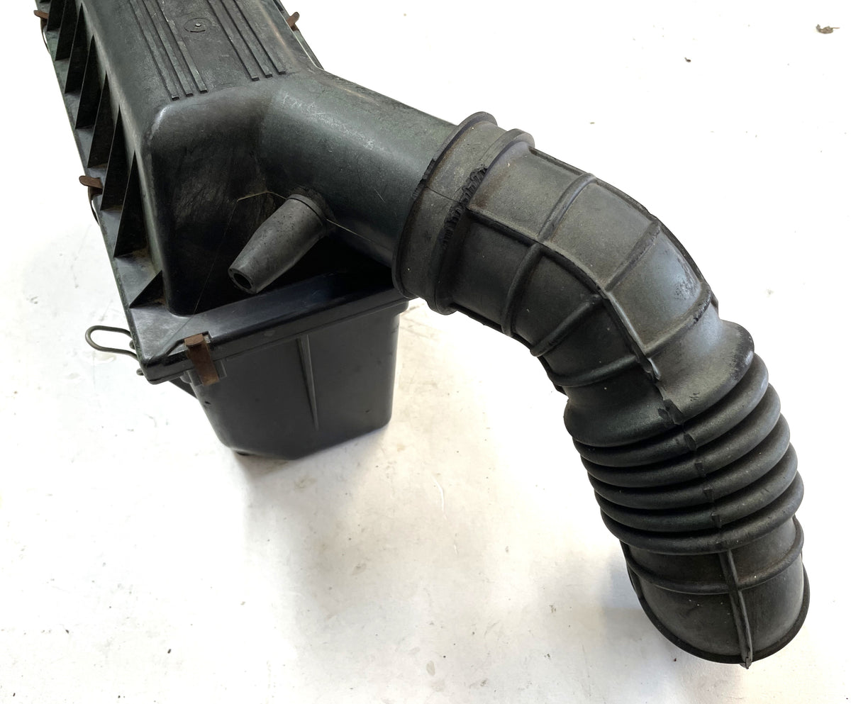 Jeep YJ 2.5 four cylinder Air Cleaner Air Filter Box Intake fits 91-95 Wrangler