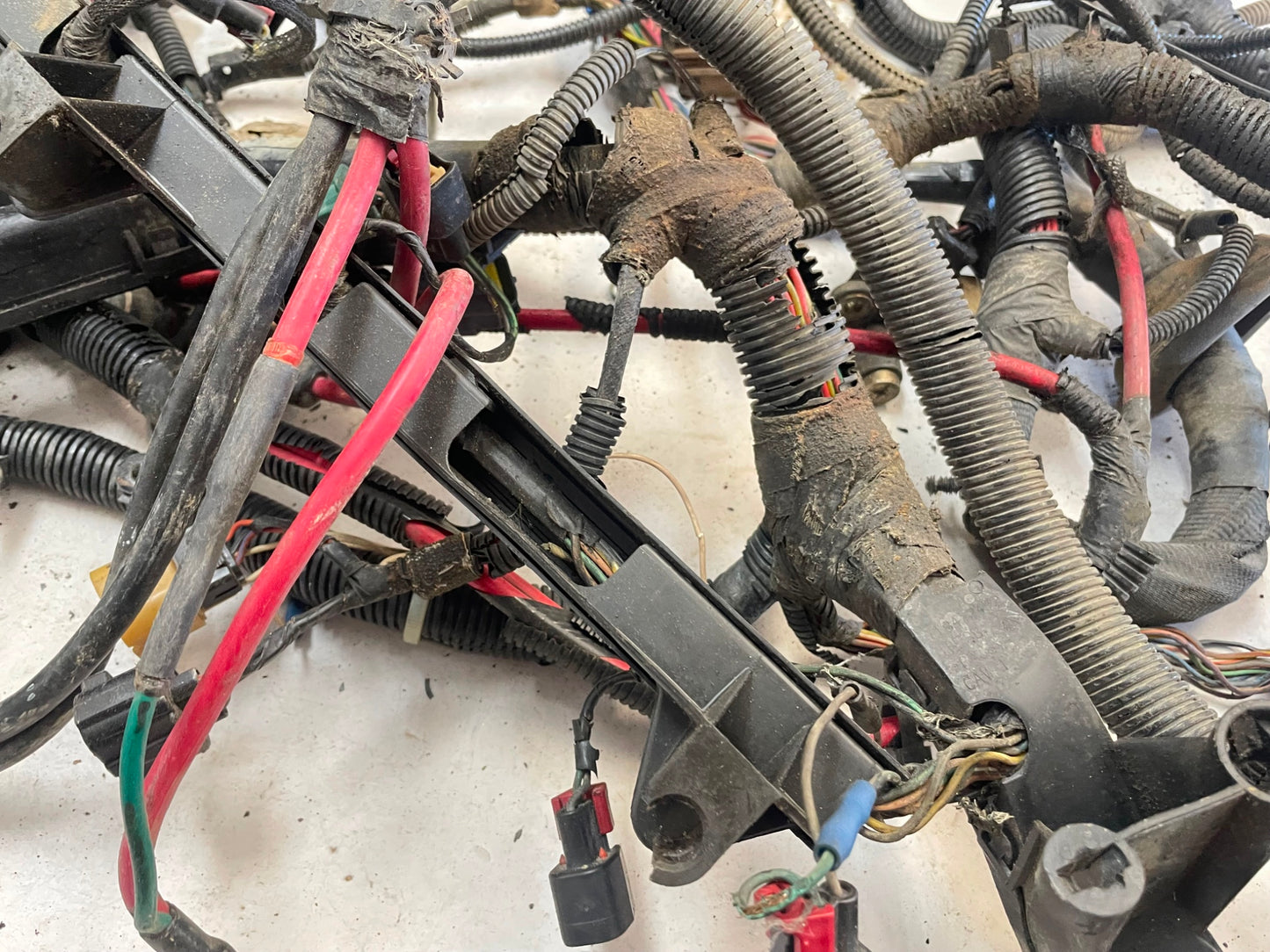 03 Jeep TJ Wrangler VOLANTE A LA DERECHA 4.0 automático, arnés de cableado completo del tablero del motor