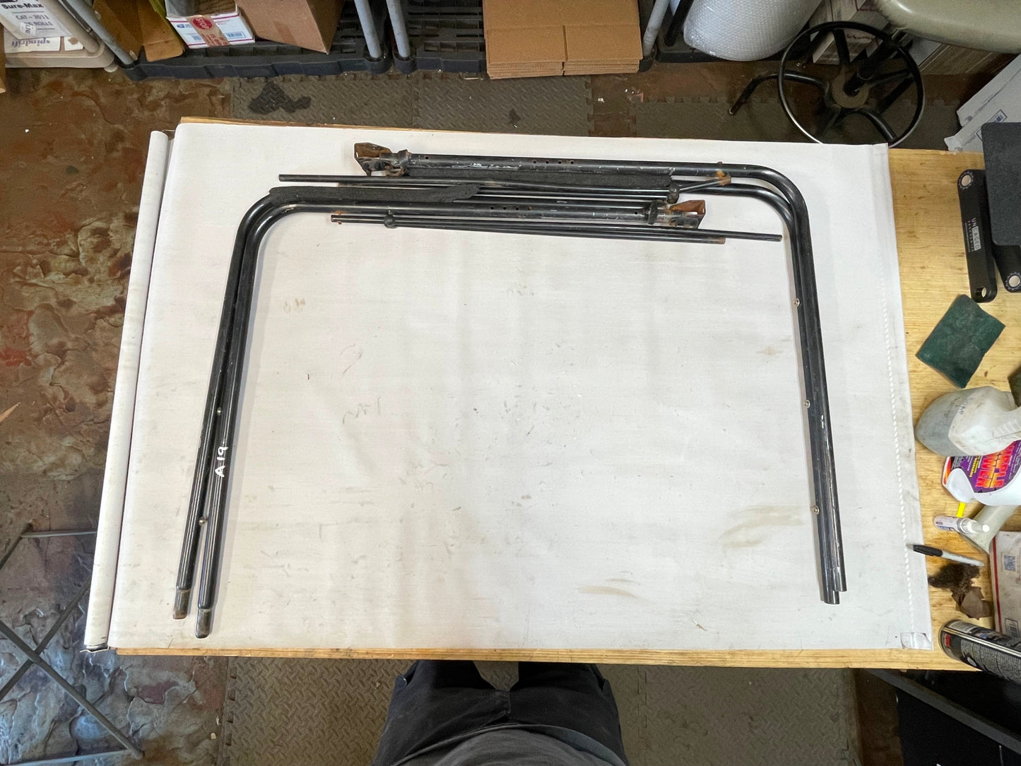 La capota blanda del Jeep CJ5 arquea los marcos de las puertas. Bestop, mercado de accesorios para Wrangler.