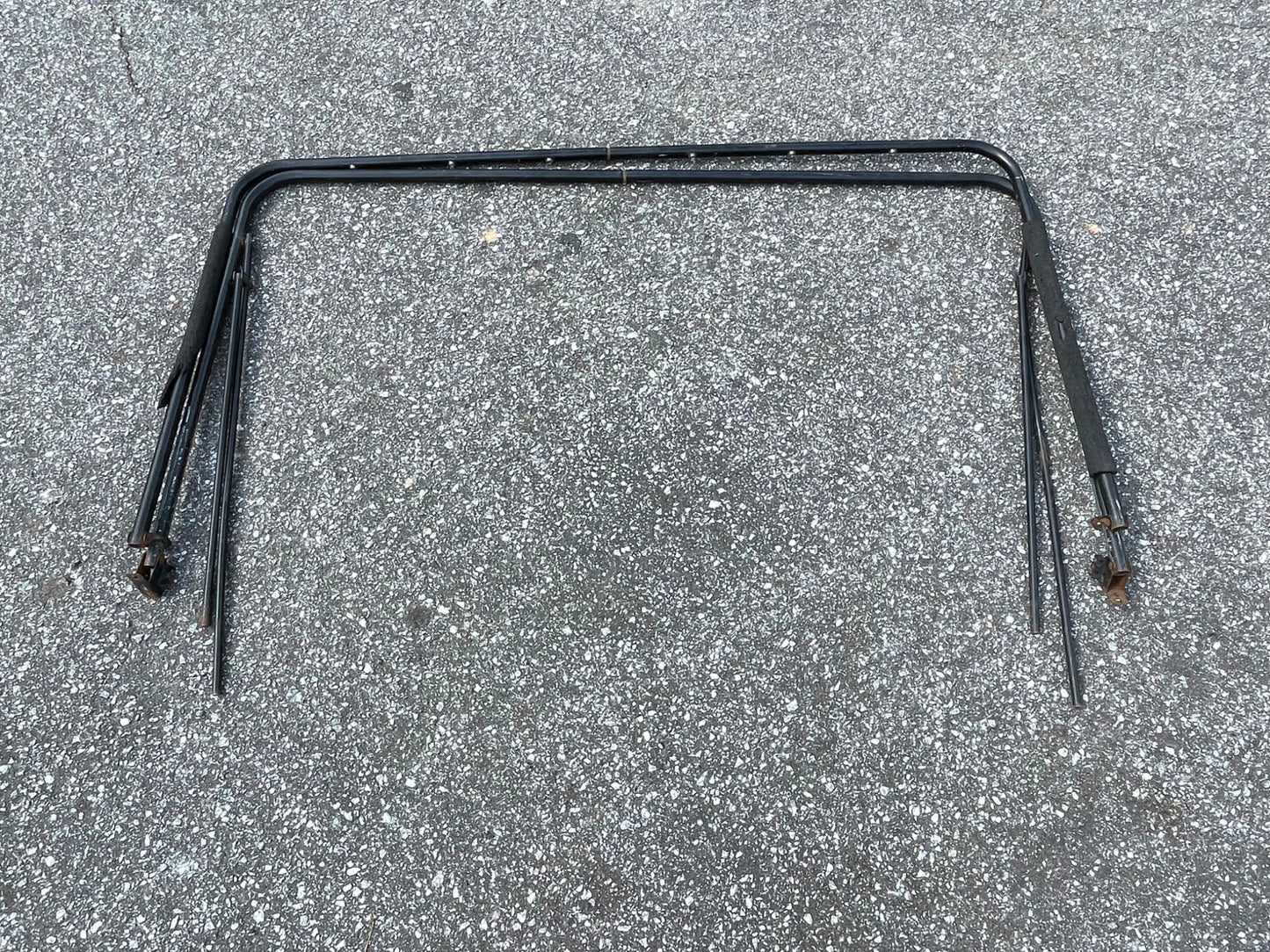 La capota blanda del Jeep CJ5 arquea los marcos de las puertas. Bestop, mercado de accesorios para Wrangler.