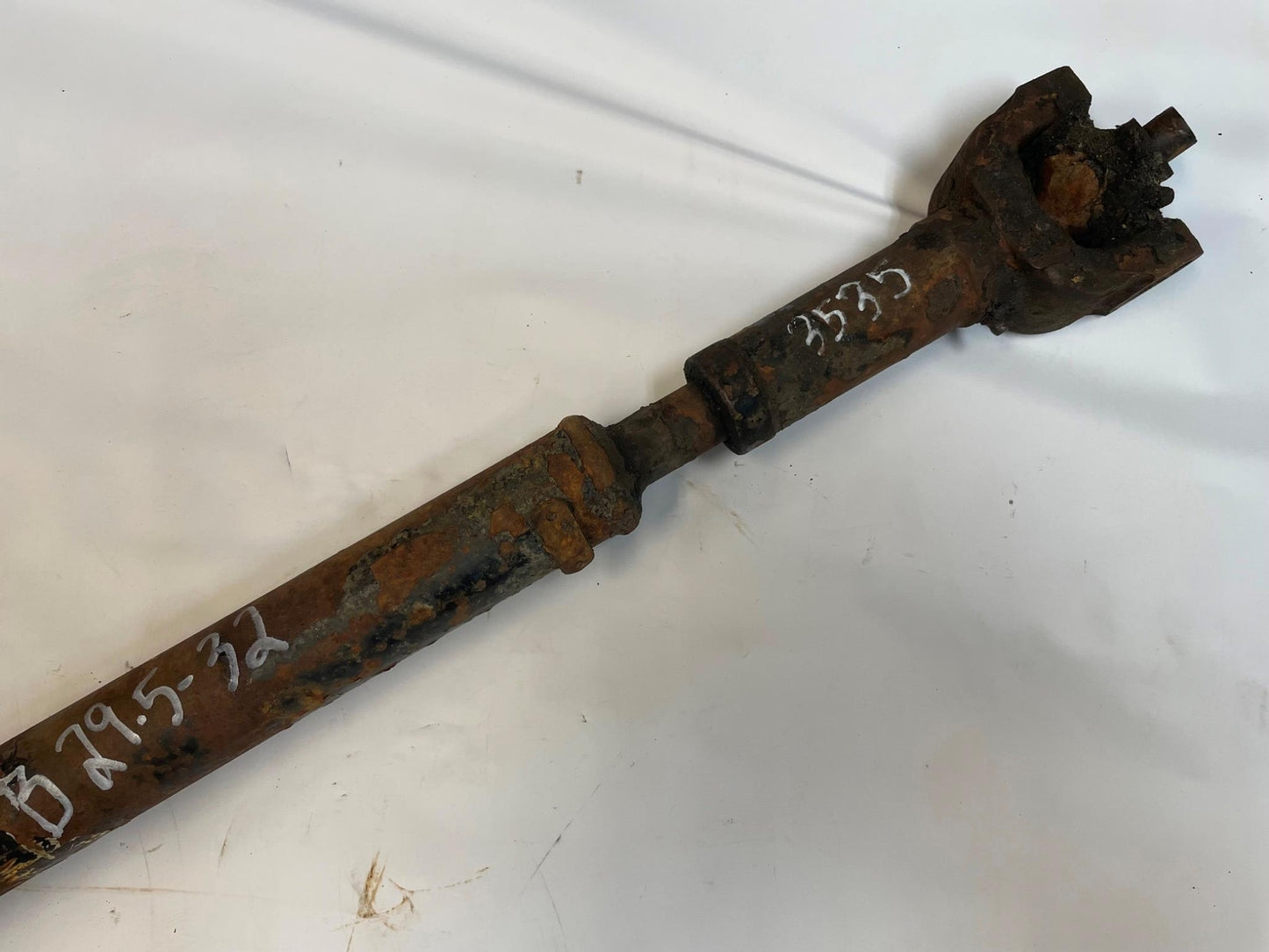 Jeep Cherokee XJ Front Drive Shaft 6 cylinder 4.0 manual transmission 53005543 !