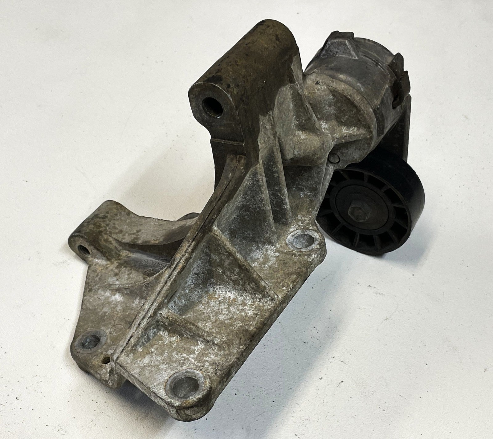 4.0 Jeep TJ Wrangler 00-06 Belt Tensioner Alternator Engine Bracket Idler Pulley