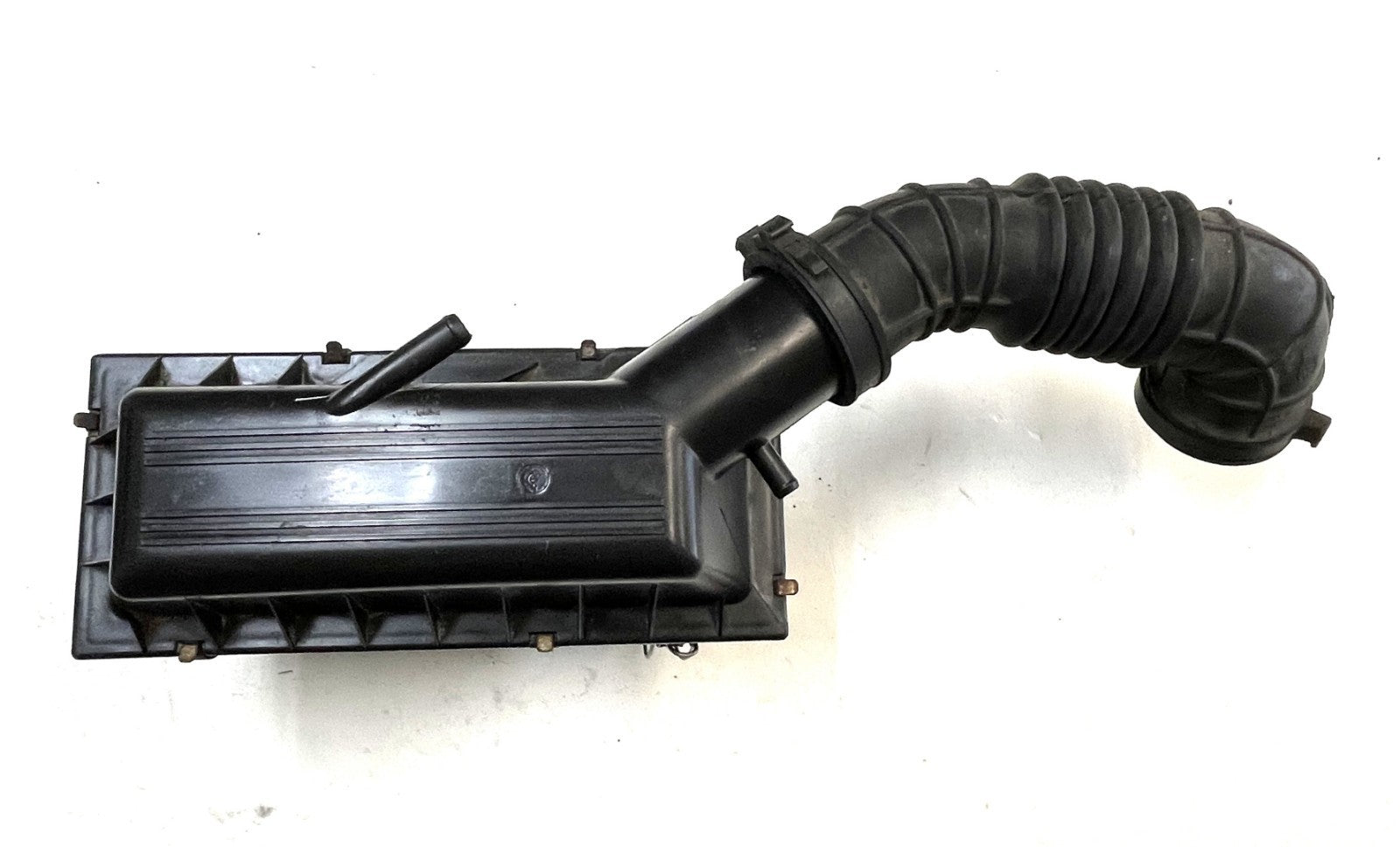 Jeep YJ 2.5 four cylinder Air Cleaner Air Filter Box Intake fits 91-95 Wrangler