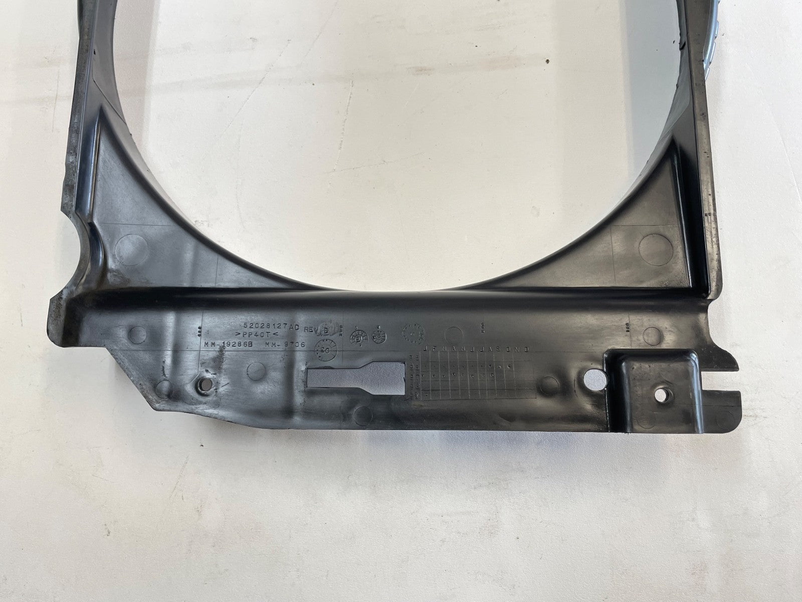 03-06 Jeep TJ 4.0 Six Cylinder fan shroud Wrangler Radiator cooling 52028127AD