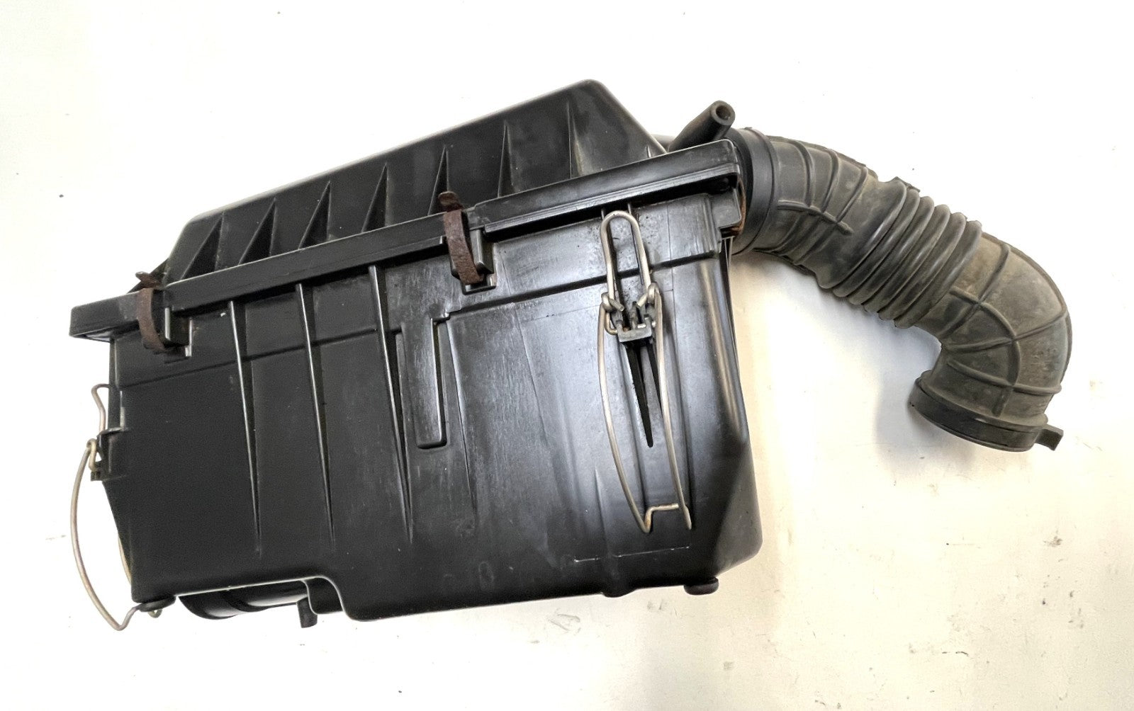 Jeep YJ 2.5 four cylinder Air Cleaner Air Filter Box Intake fits 91-95 Wrangler