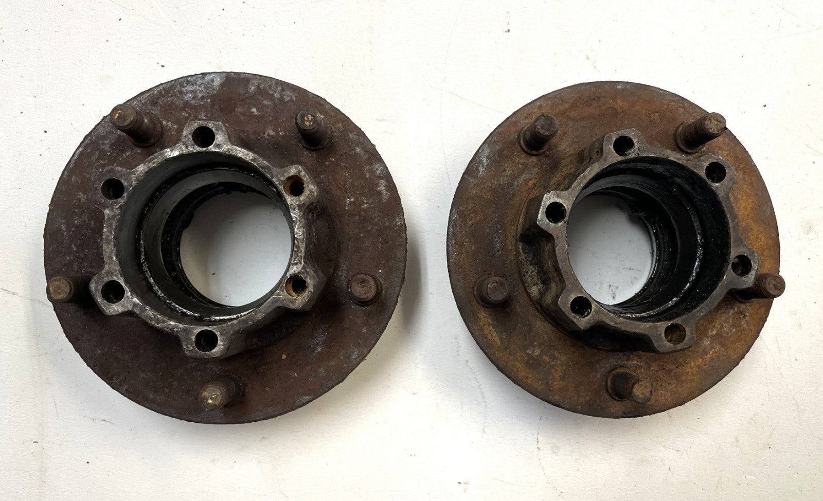 Jeep CJ5 drum brake bearing hub Dana 27  front axle (pair)