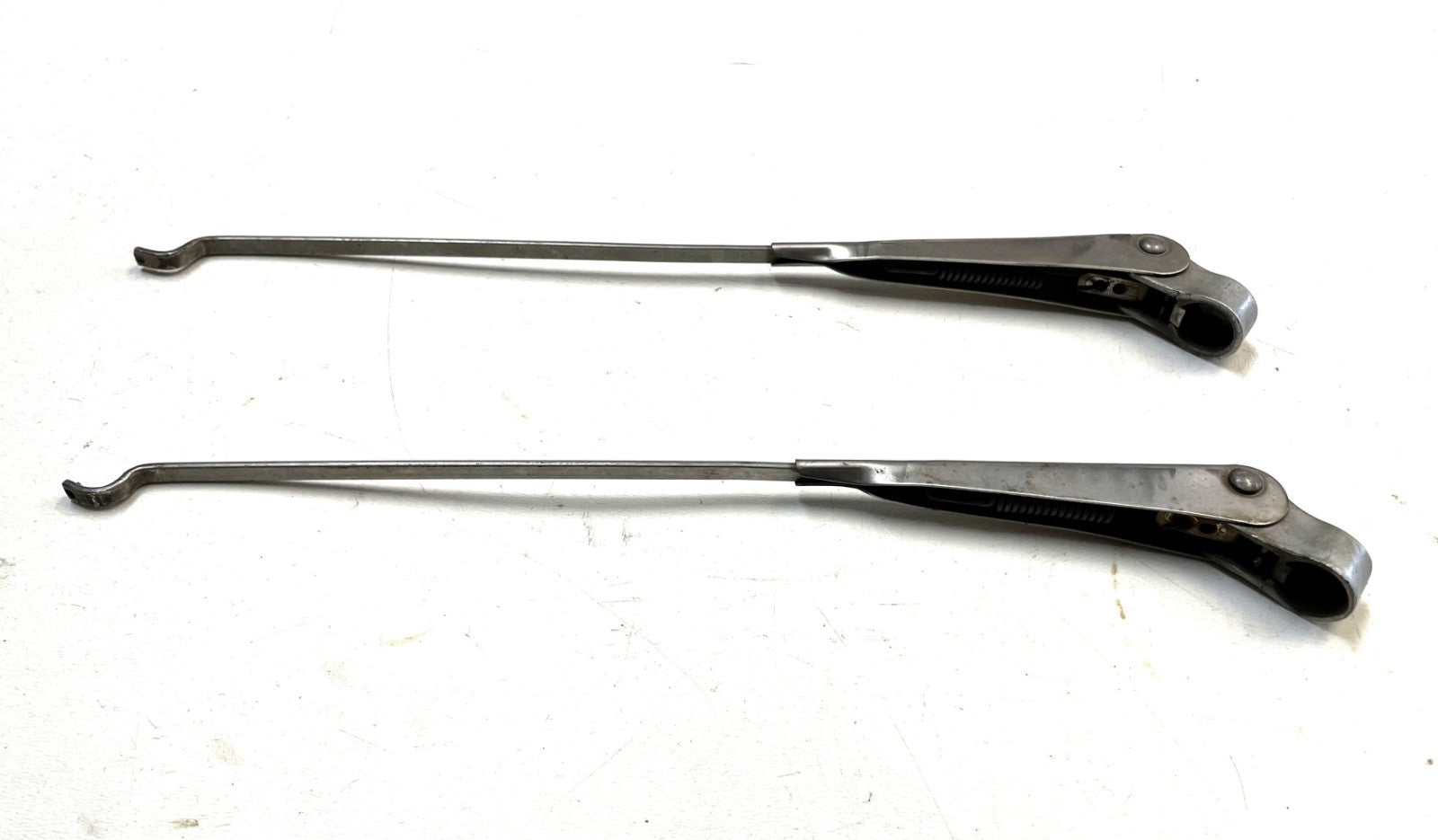 windshield wiper arms fits 76-86 Jeep CJ5 CJ7 CJ8 Used Pair