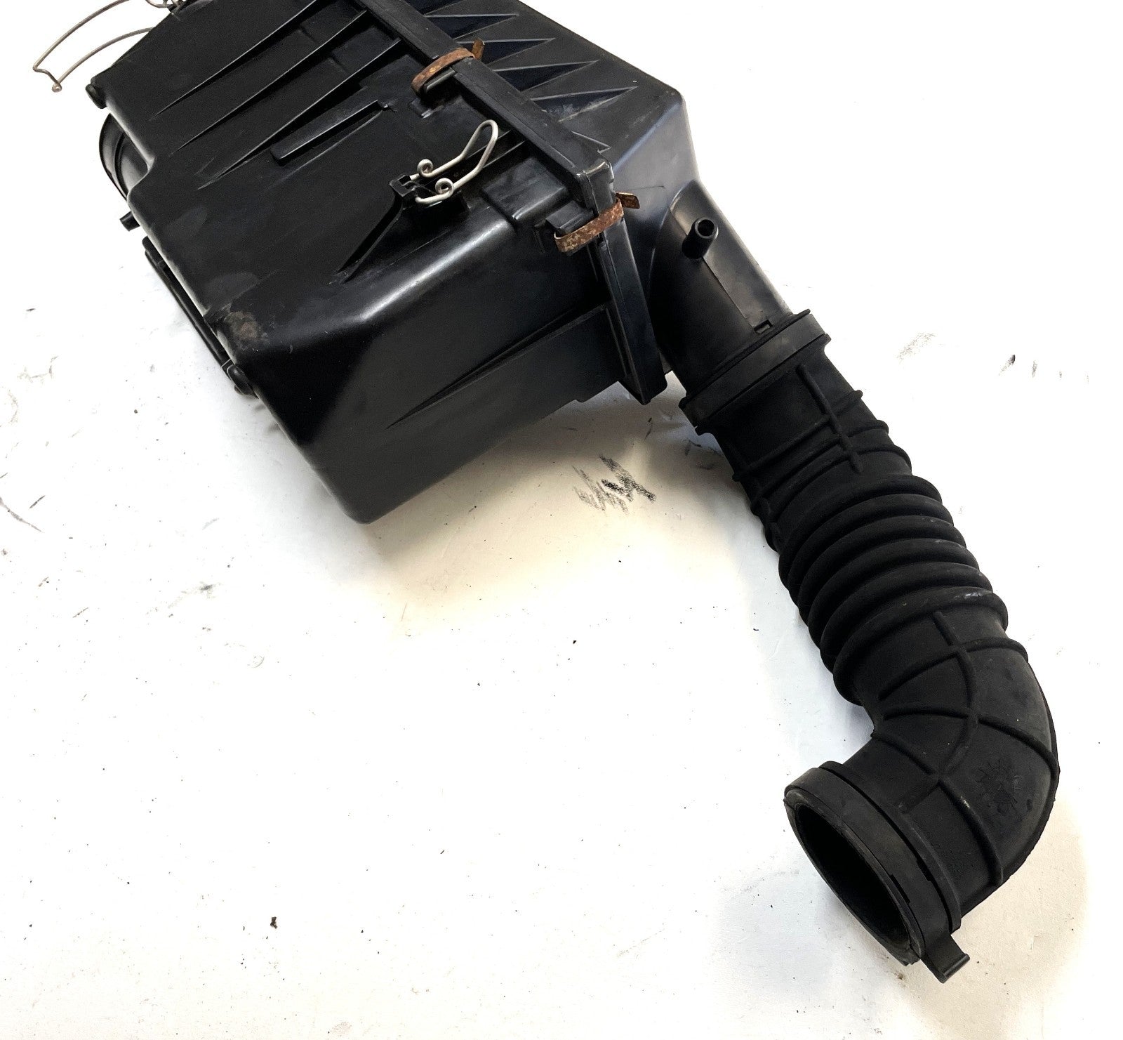 Jeep YJ 2.5 four cylinder Air Cleaner Air Filter Box Intake fits 91-95 Wrangler