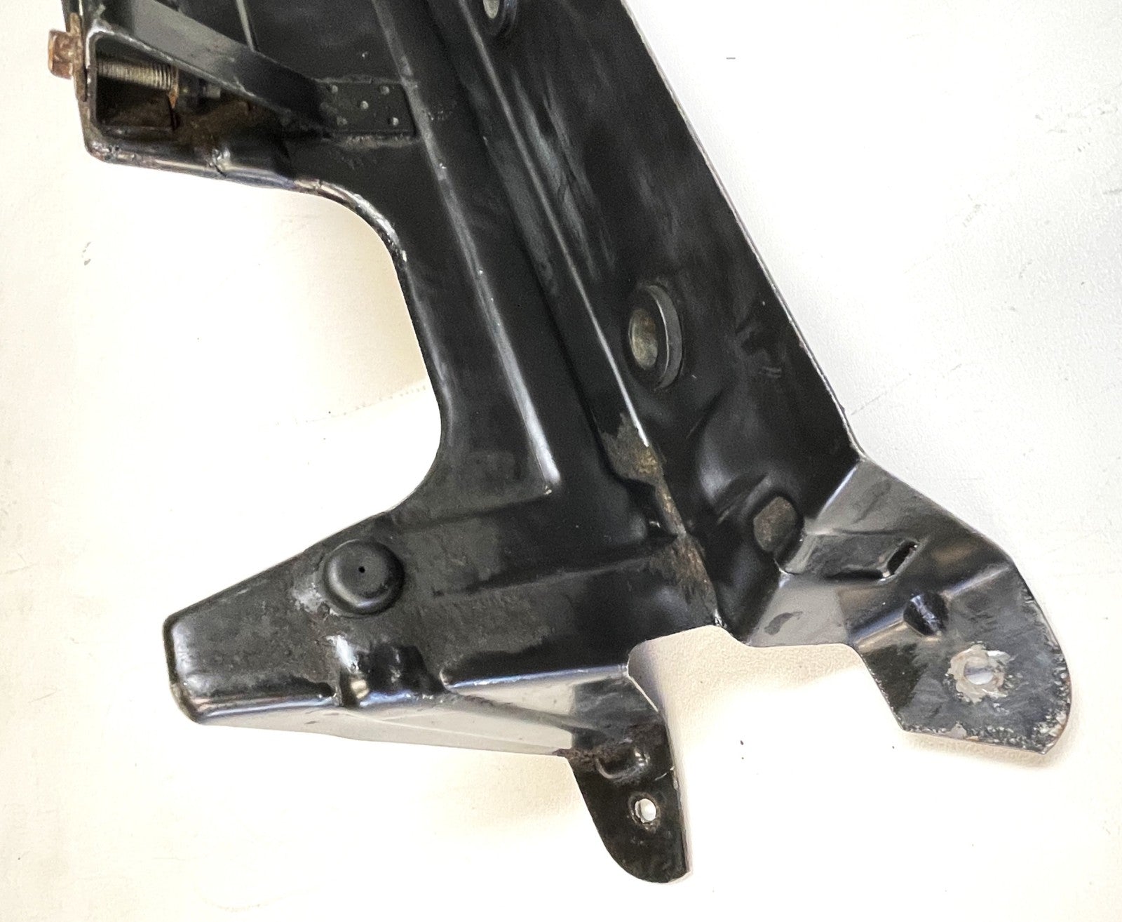 Jeep YJ Wrangler 2.5 air cleaner filter box mount bracket 4 cylinder 87-90