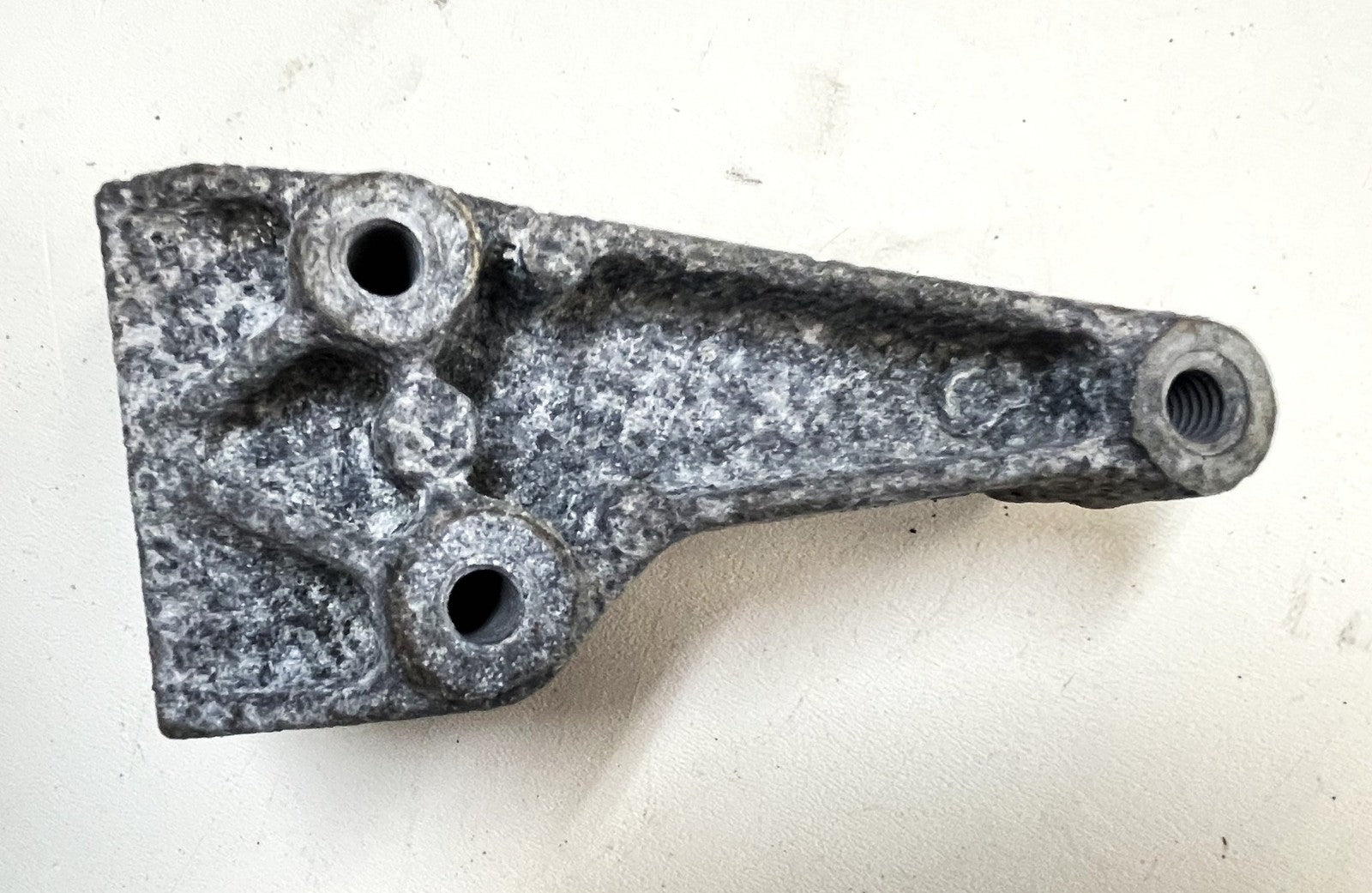 Jeep Wrangler TJ YJ 91-99 4.0 Engine Alternator Lower Mounting Bracket 53007607