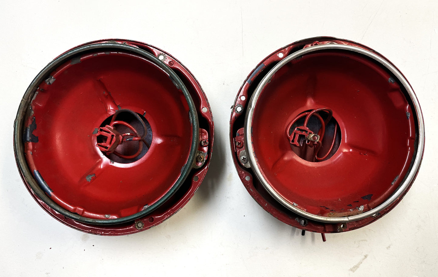 Retenedor cromado para ajuste de la cesta de los faros del Jeep CJ5 M38A1 