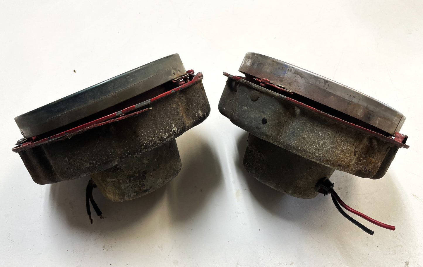 Retenedor cromado para ajuste de la cesta de los faros del Jeep CJ5 M38A1 