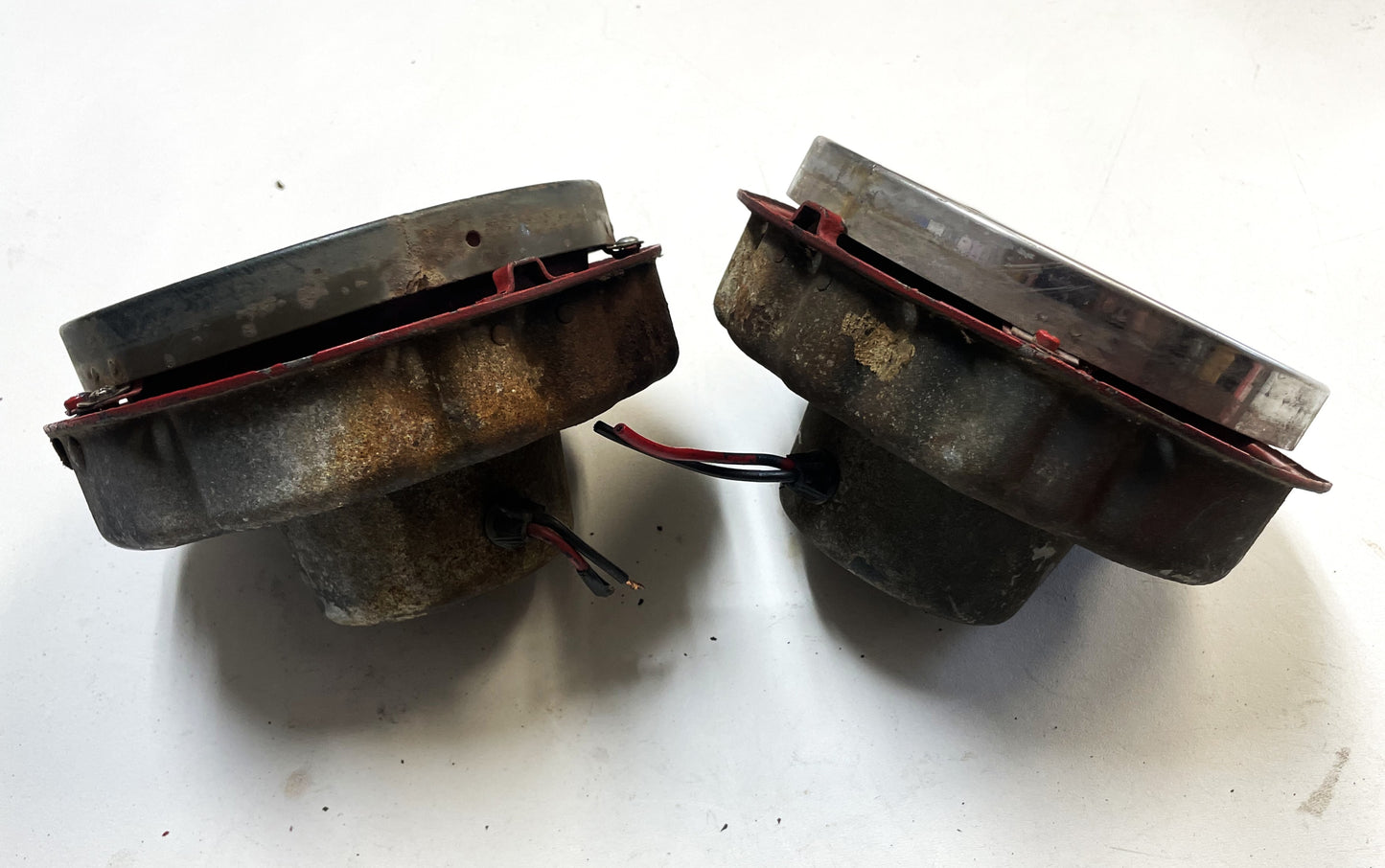 Retenedor cromado para ajuste de la cesta de los faros del Jeep CJ5 M38A1 