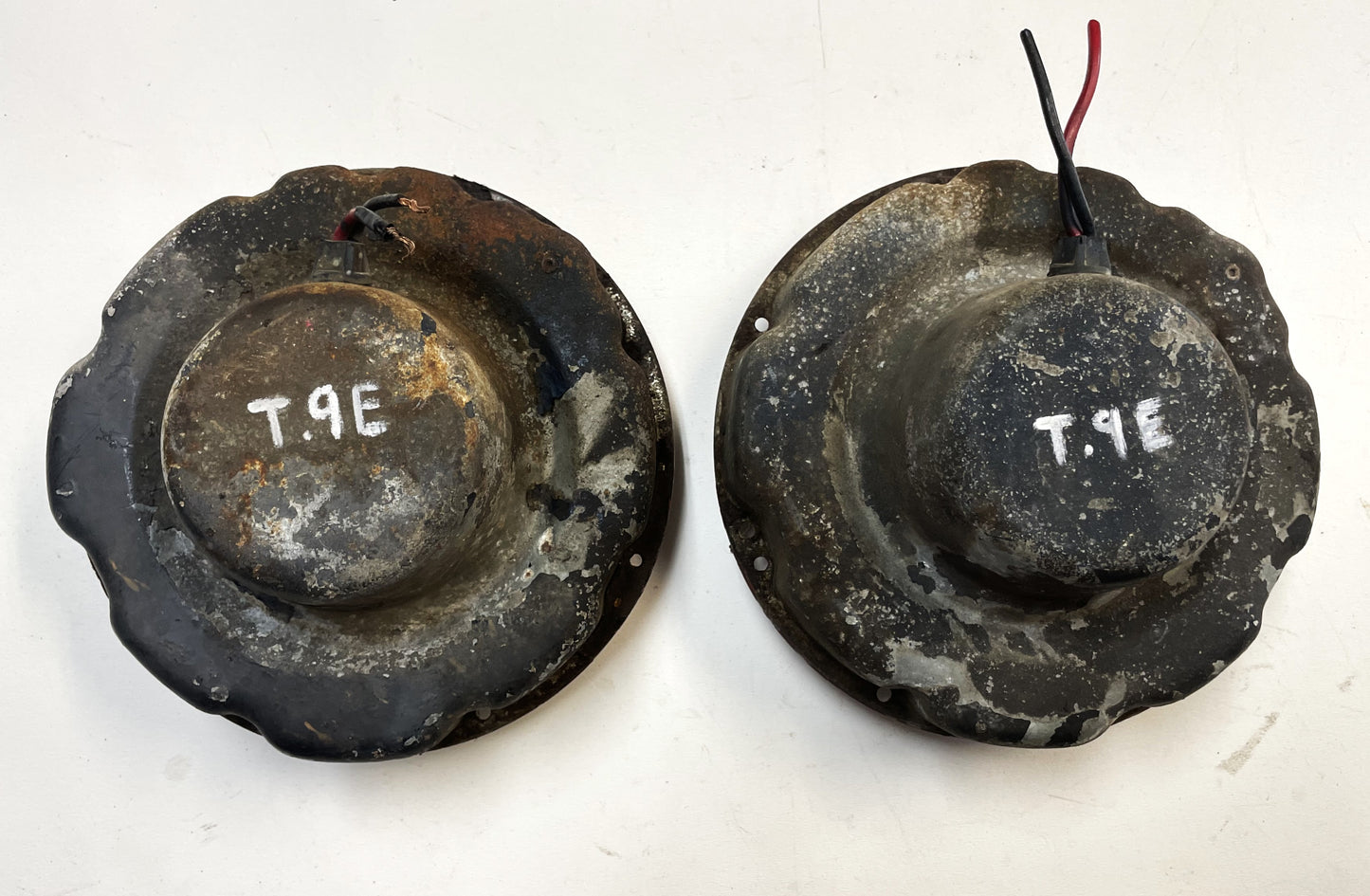Retenedor cromado para ajuste de la cesta de los faros del Jeep CJ5 M38A1 