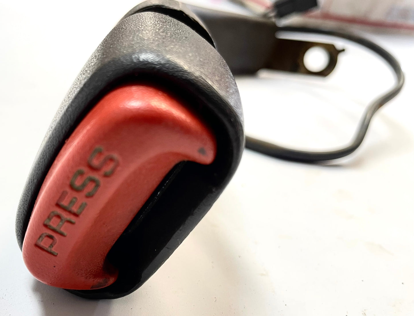 Hebilla del extremo del cinturón de seguridad delantero del conductor del Jeep Wrangler (mujer) 97-02 TJ 