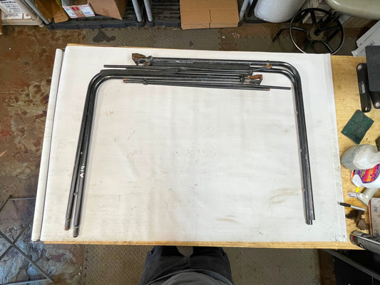 La capota blanda del Jeep CJ5 arquea los marcos de las puertas. Bestop, mercado de accesorios para Wrangler. 