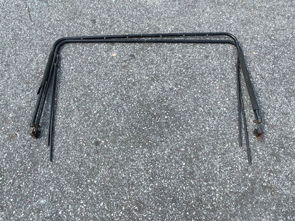 La capota blanda del Jeep CJ5 arquea los marcos de las puertas. Bestop, mercado de accesorios para Wrangler. 