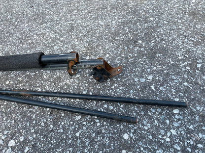 La capota blanda del Jeep CJ5 arquea los marcos de las puertas. Bestop, mercado de accesorios para Wrangler. 