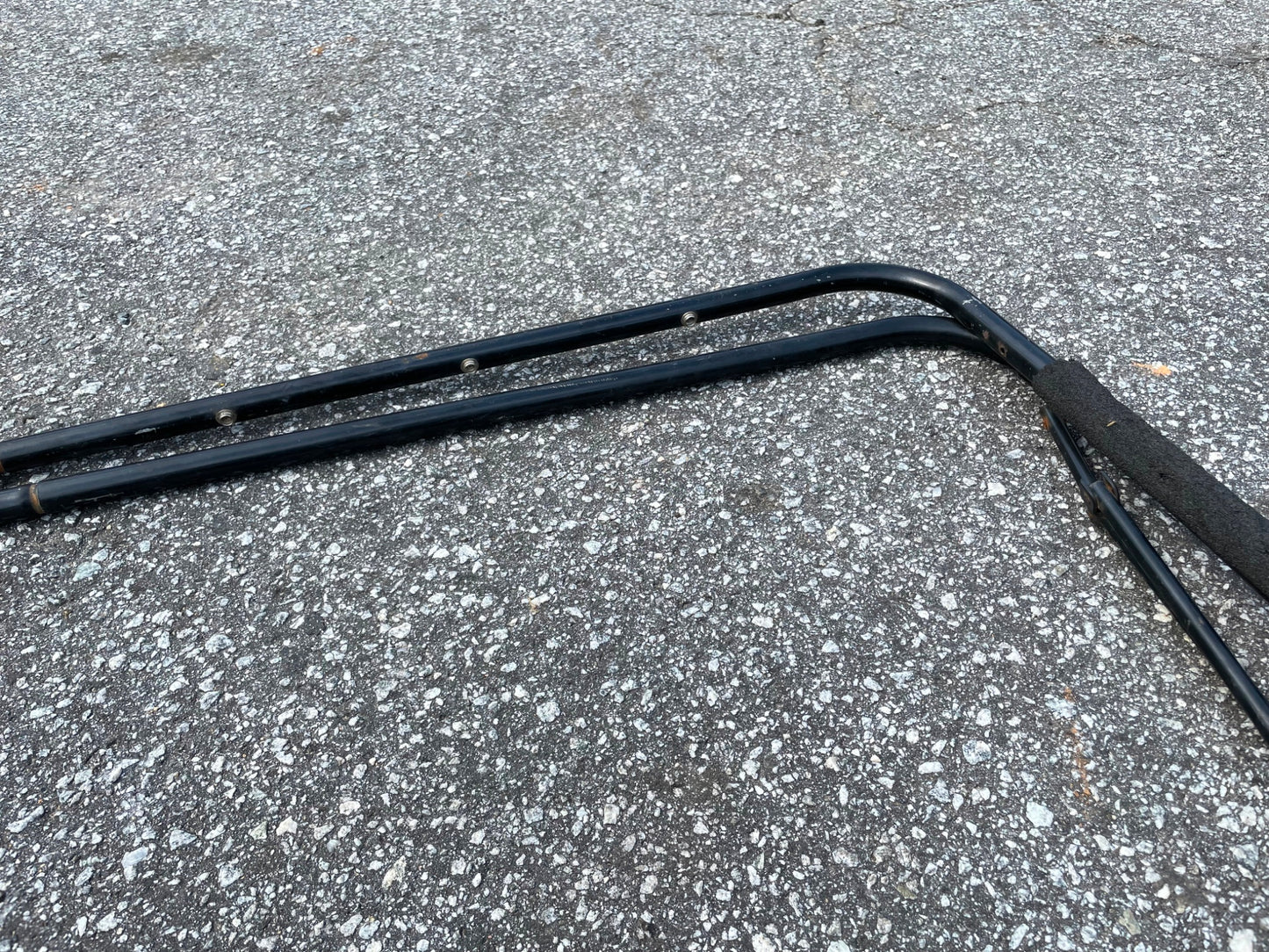 La capota blanda del Jeep CJ5 arquea los marcos de las puertas. Bestop, mercado de accesorios para Wrangler. 
