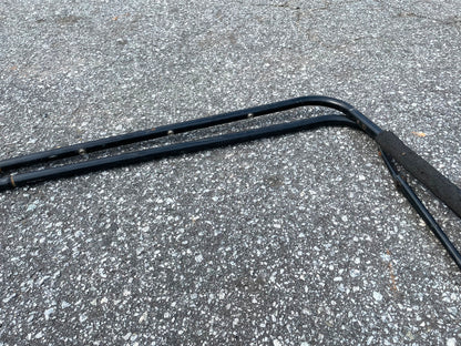 La capota blanda del Jeep CJ5 arquea los marcos de las puertas. Bestop, mercado de accesorios para Wrangler. 